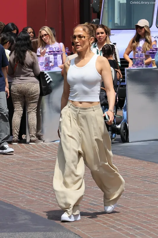 Jennifer Lopez photo 1 of 3409