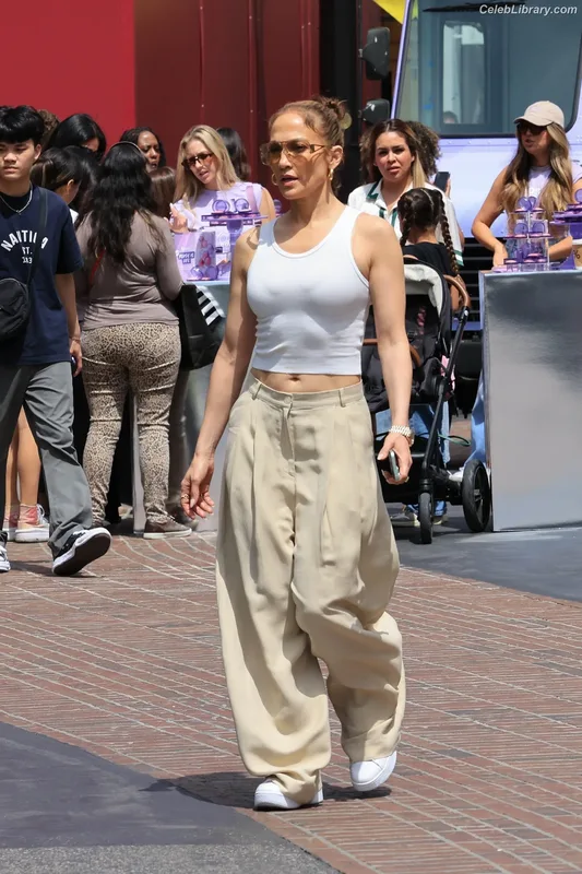 Jennifer Lopez photo 2 of 3409