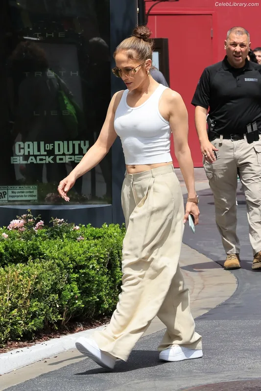 Jennifer Lopez photo 8 of 3409