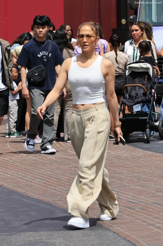 Jennifer Lopez photo 3 of 3409