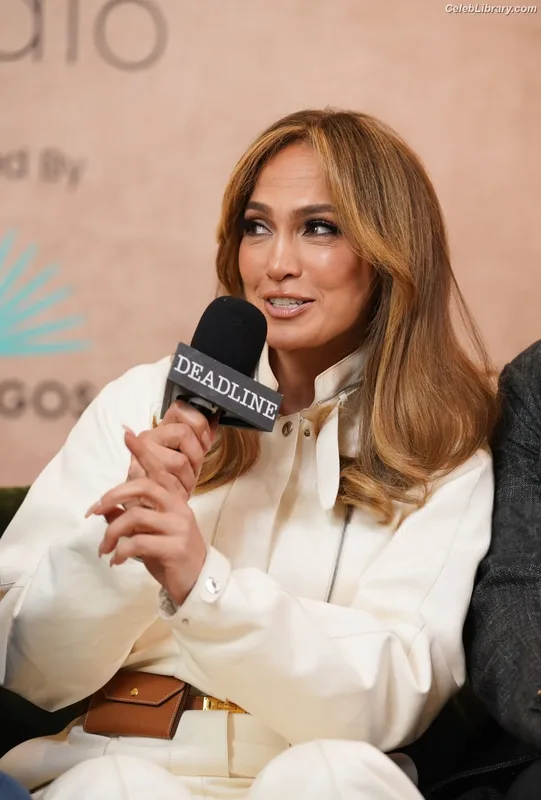 Jennifer Lopez photo 3 of 3409