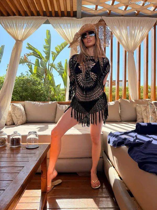 Jennifer Lopez photo 1 of 3409
