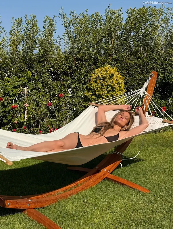 Jennifer Lopez photo 3 of 3409