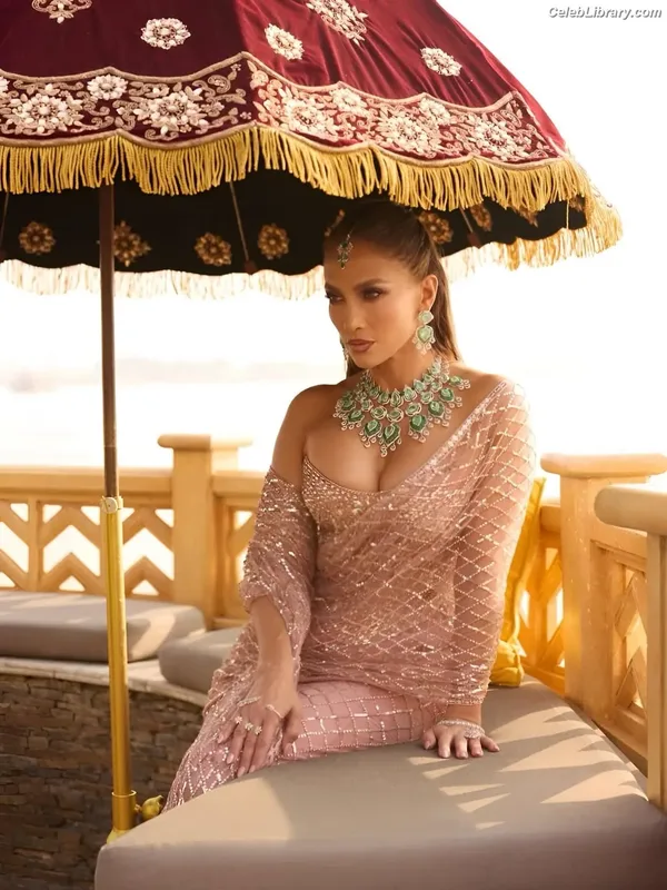 Jennifer Lopez photo 1 of 3409