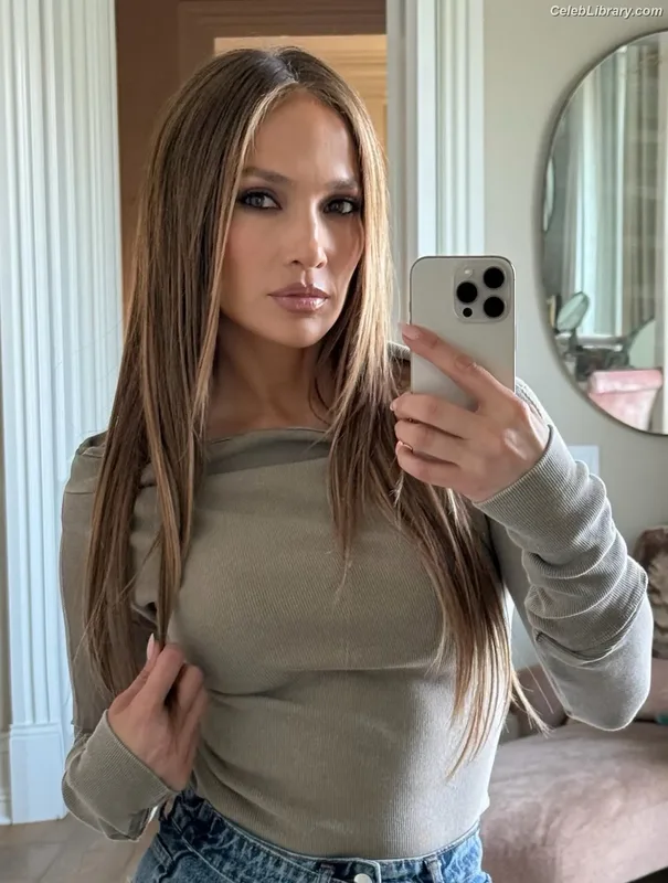 Jennifer Lopez photo 3 of 3409