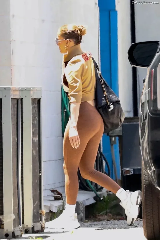 Jennifer Lopez photo 10 of 3409