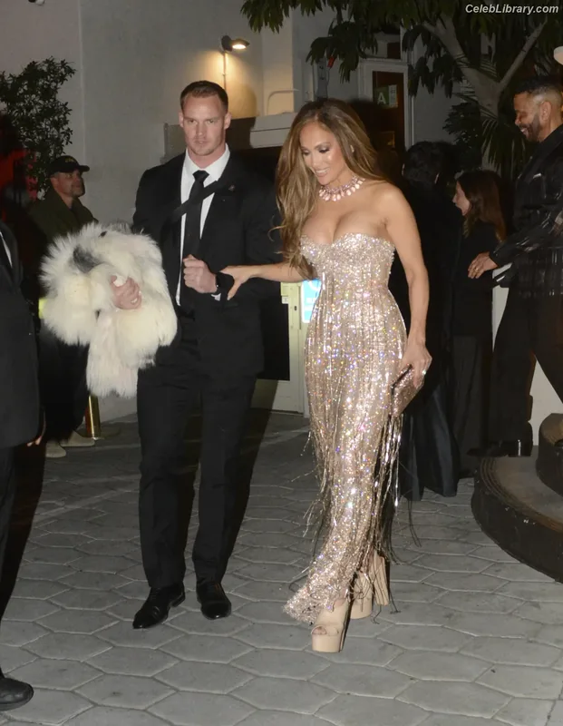 Jennifer Lopez photo 1 of 3409