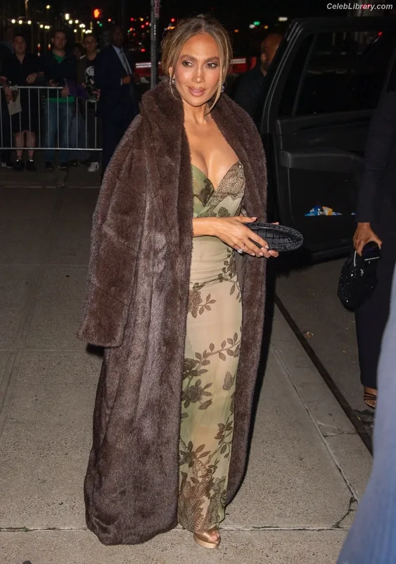 Jennifer Lopez photo 3 of 3409