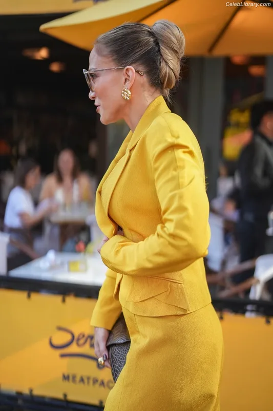 Jennifer Lopez photo 1 of 3409
