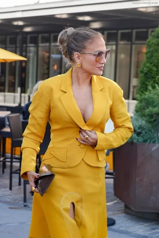 Jennifer Lopez photo 10 of 3409