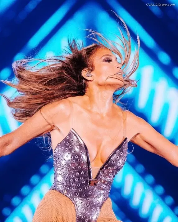 Jennifer Lopez photo 4 of 3409