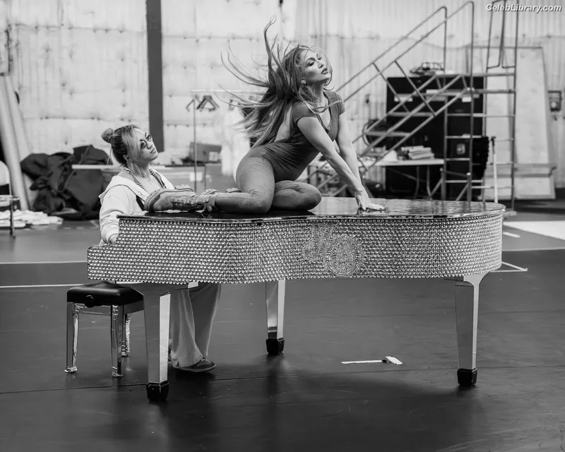 Jennifer Lopez photo 14 of 3409