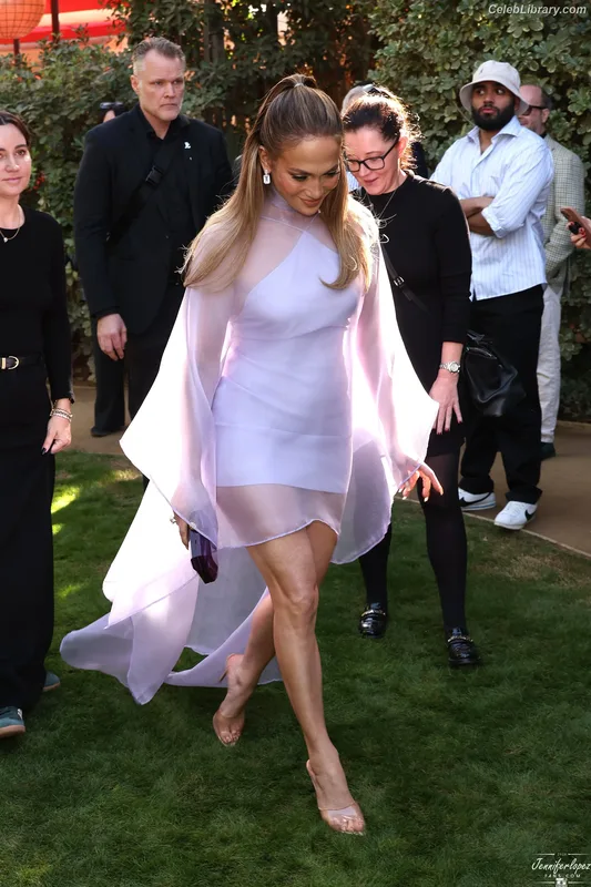 Jennifer Lopez photo 2 of 3409