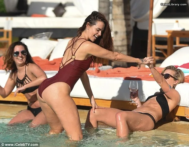 Jennifer Metcalfe photo 12 of 189