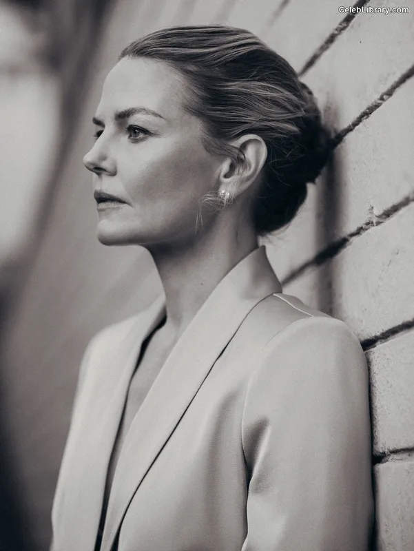 Jennifer Morrison photo 4 of 90