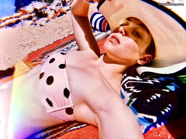 Jennifer Stone photo 8 of 40