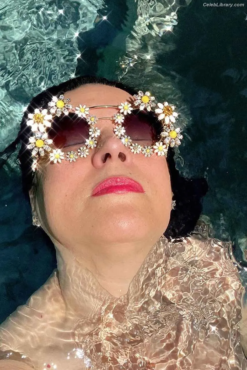 Jennifer Tilly photo 2 of 153
