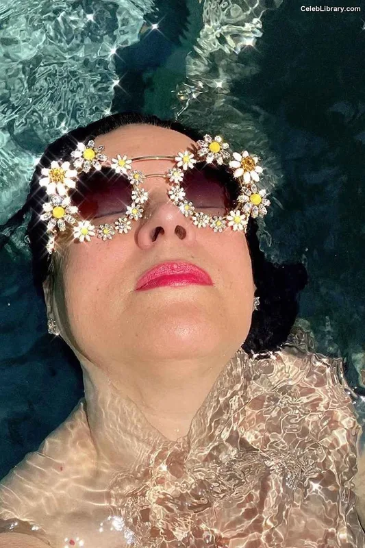 Jennifer Tilly photo 2 of 149