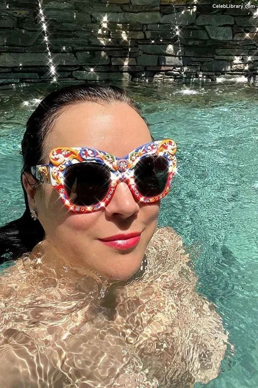 Jennifer Tilly photo 3 of 149