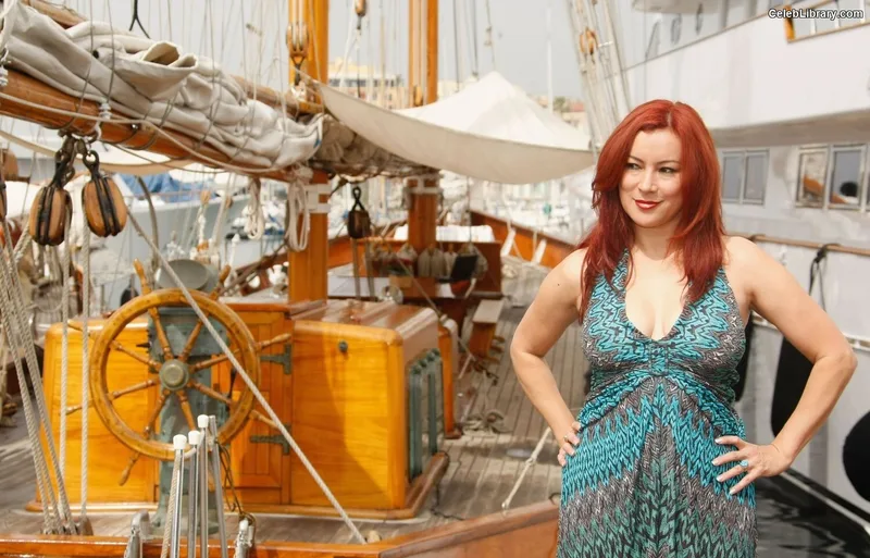 Jennifer Tilly photo 13 of 149
