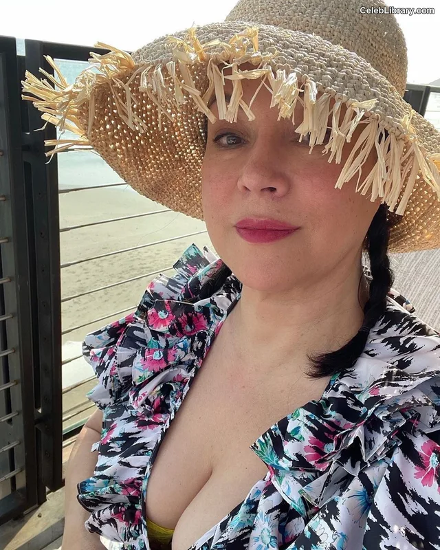 Jennifer Tilly photo 24 of 149