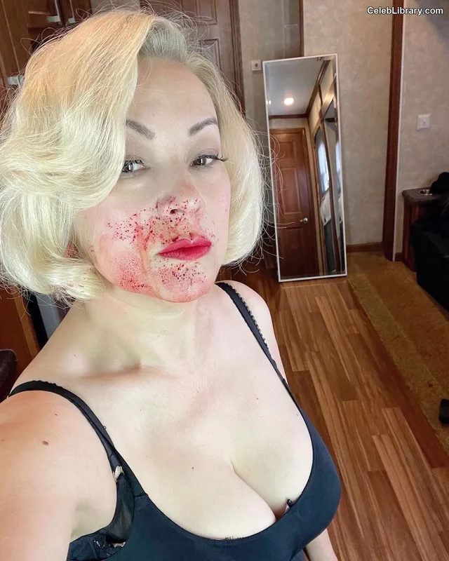 Jennifer Tilly photo 2 of 149