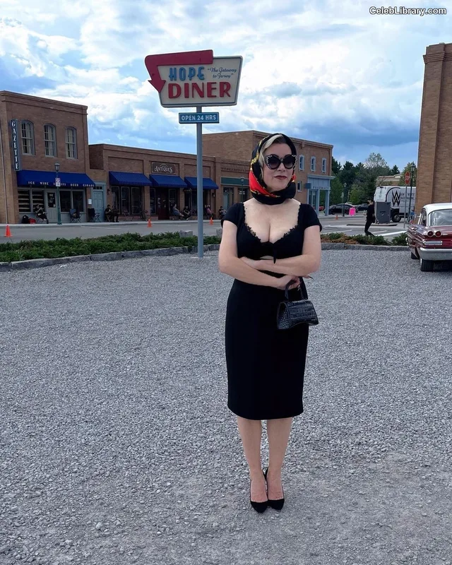 Jennifer Tilly photo 10 of 149