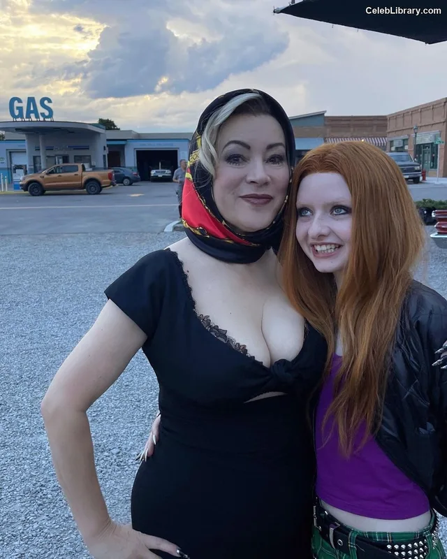 Jennifer Tilly photo 11 of 149