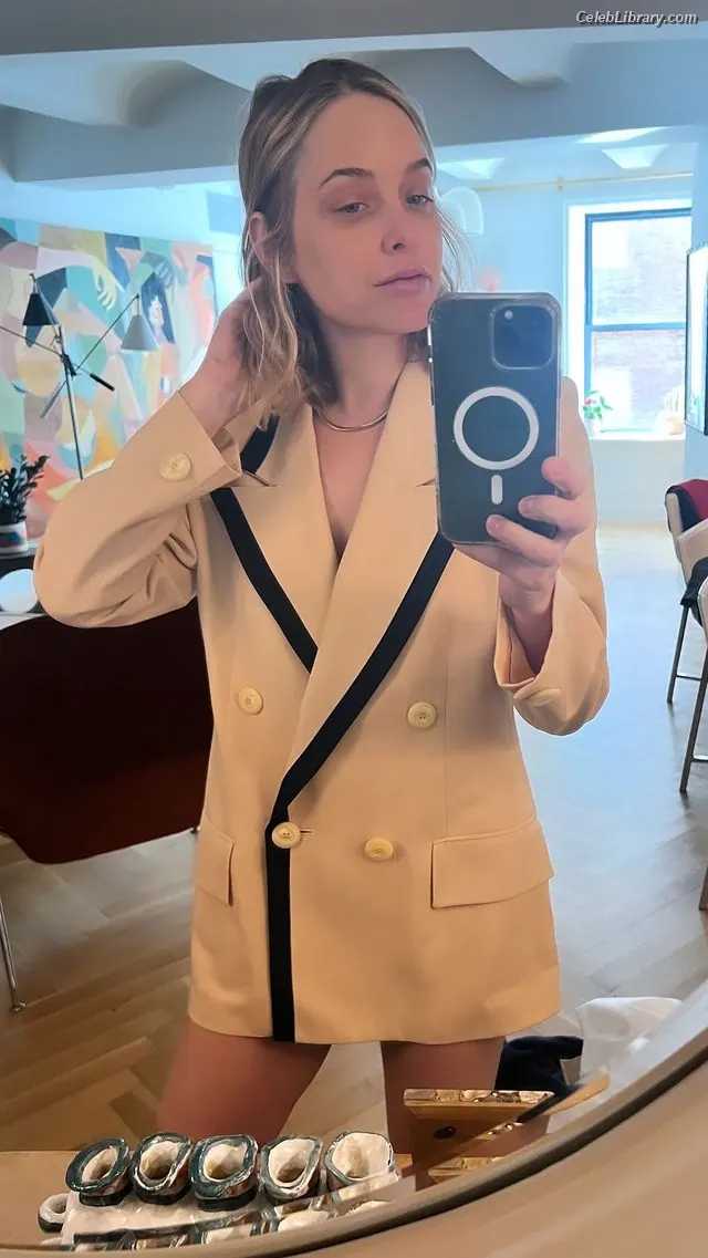 Jenny Mollen photo 10 of 183