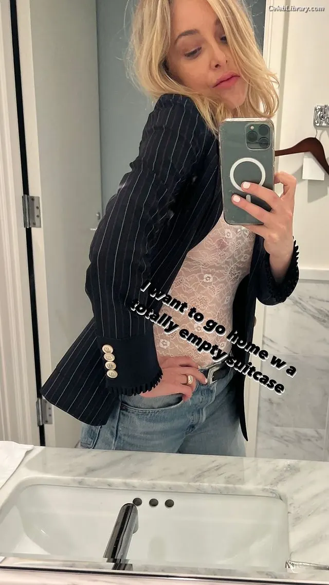 Jenny Mollen photo 21 of 183