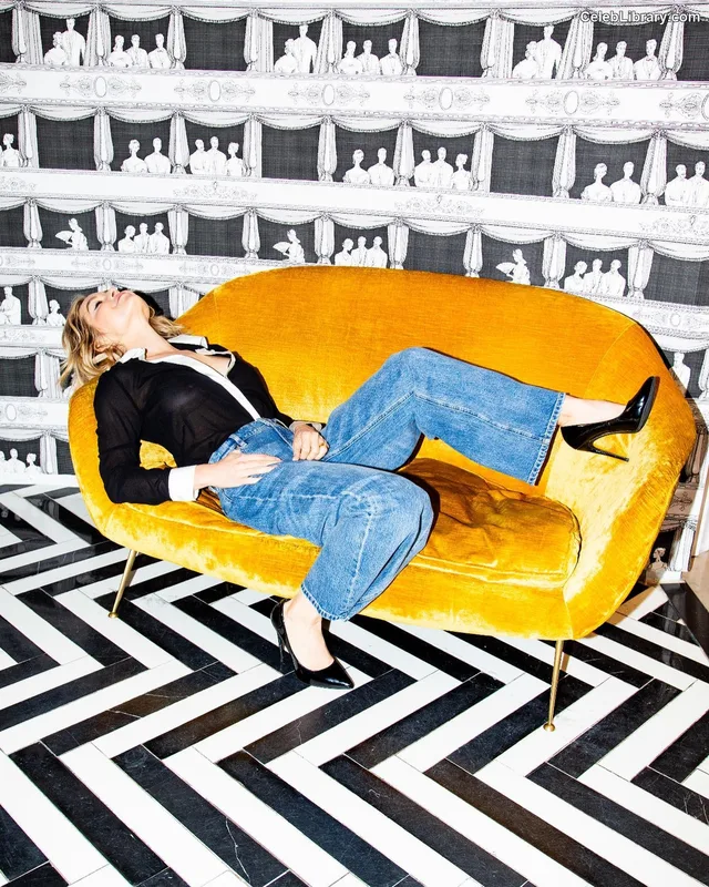Jenny Mollen photo 10 of 184