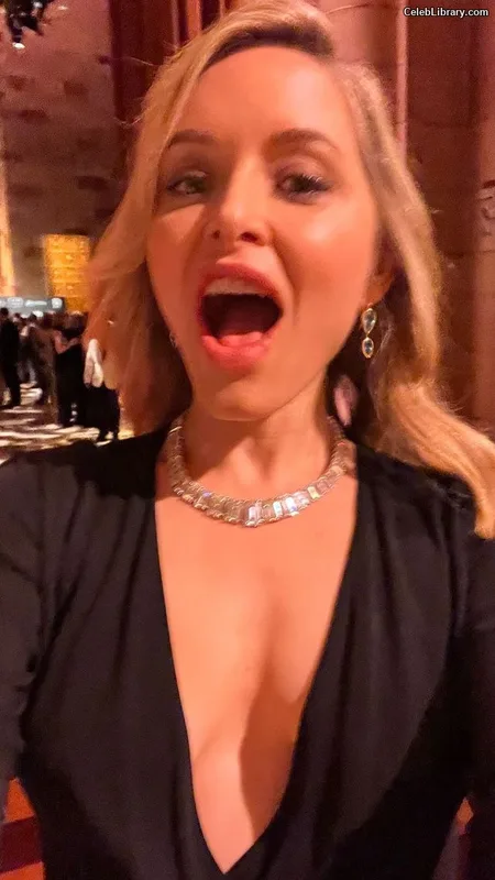 Jenny Mollen photo 18 of 184