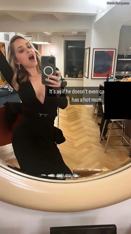 Jenny Mollen photo 20 of 184