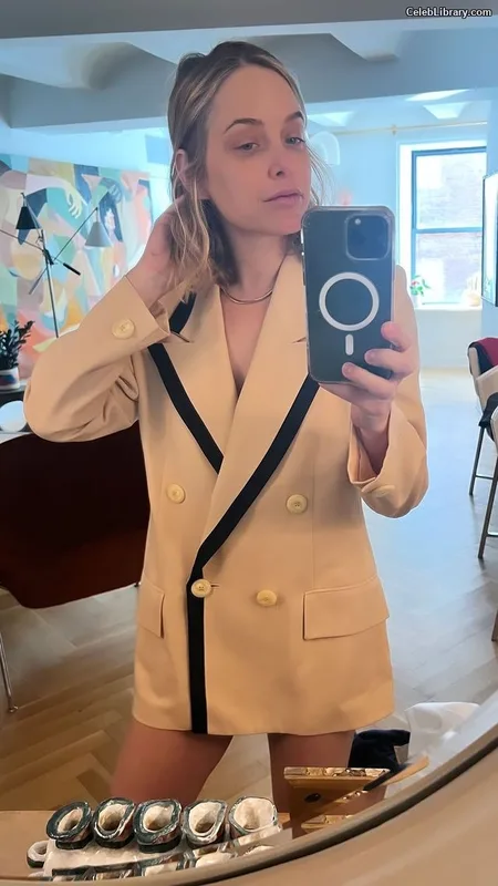 Jenny Mollen photo 10 of 184