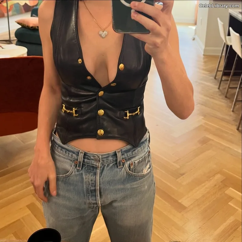 Jenny Mollen photo 18 of 184