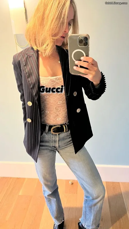 Jenny Mollen photo 19 of 184