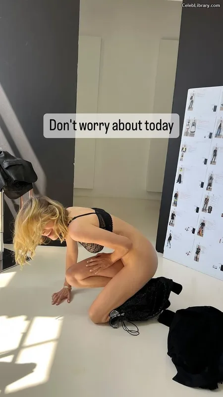 Jenny Mollen photo 14 of 184