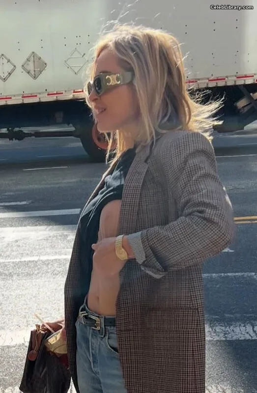 Jenny Mollen photo 17 of 184