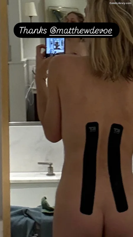 Jenny Mollen photo 23 of 184