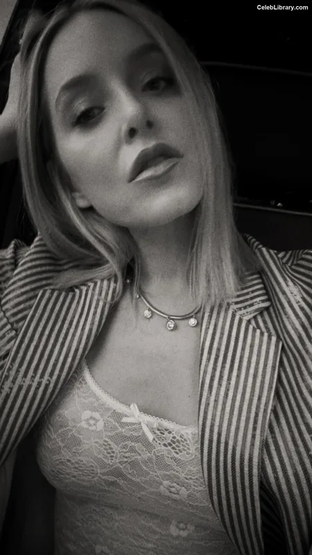 Jenny Mollen photo 5 of 184