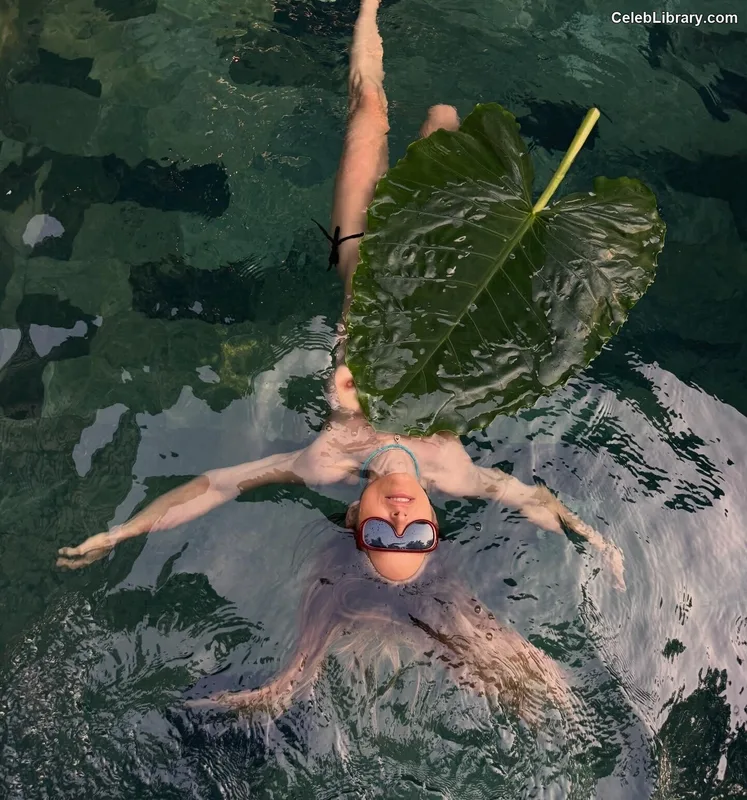 Jenny Mollen photo 10 of 184