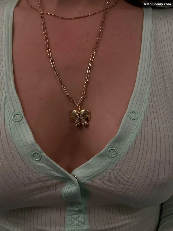 Jenny Mollen photo 10 of 184