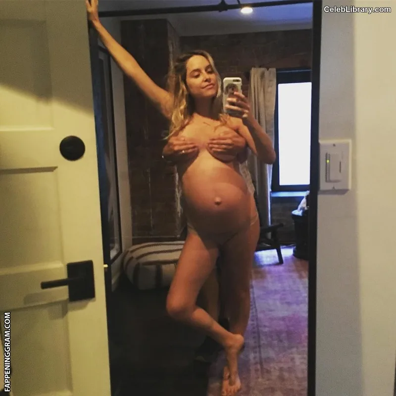 Jenny Mollen photo 10 of 184