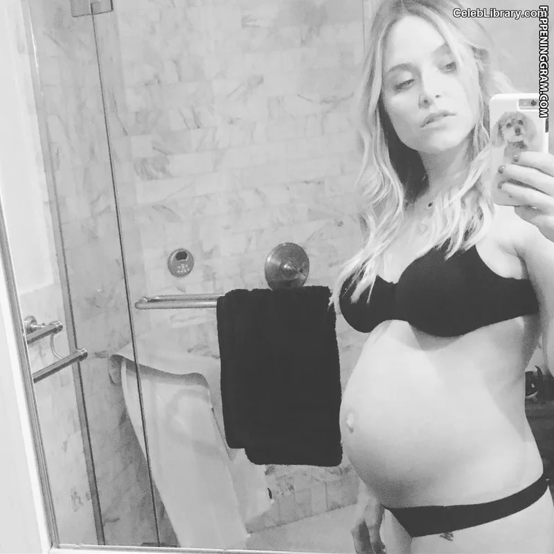 Jenny Mollen photo 18 of 184