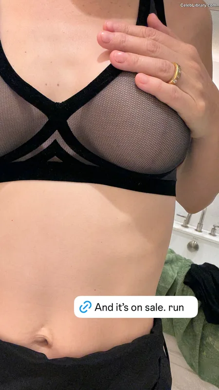 Jenny Mollen photo 2 of 184