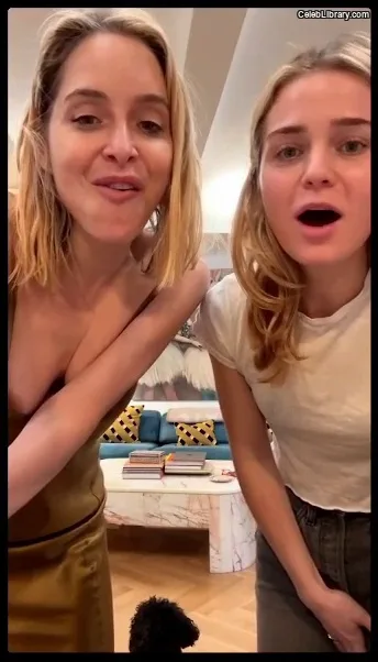 Jenny Mollen photo 4 of 184