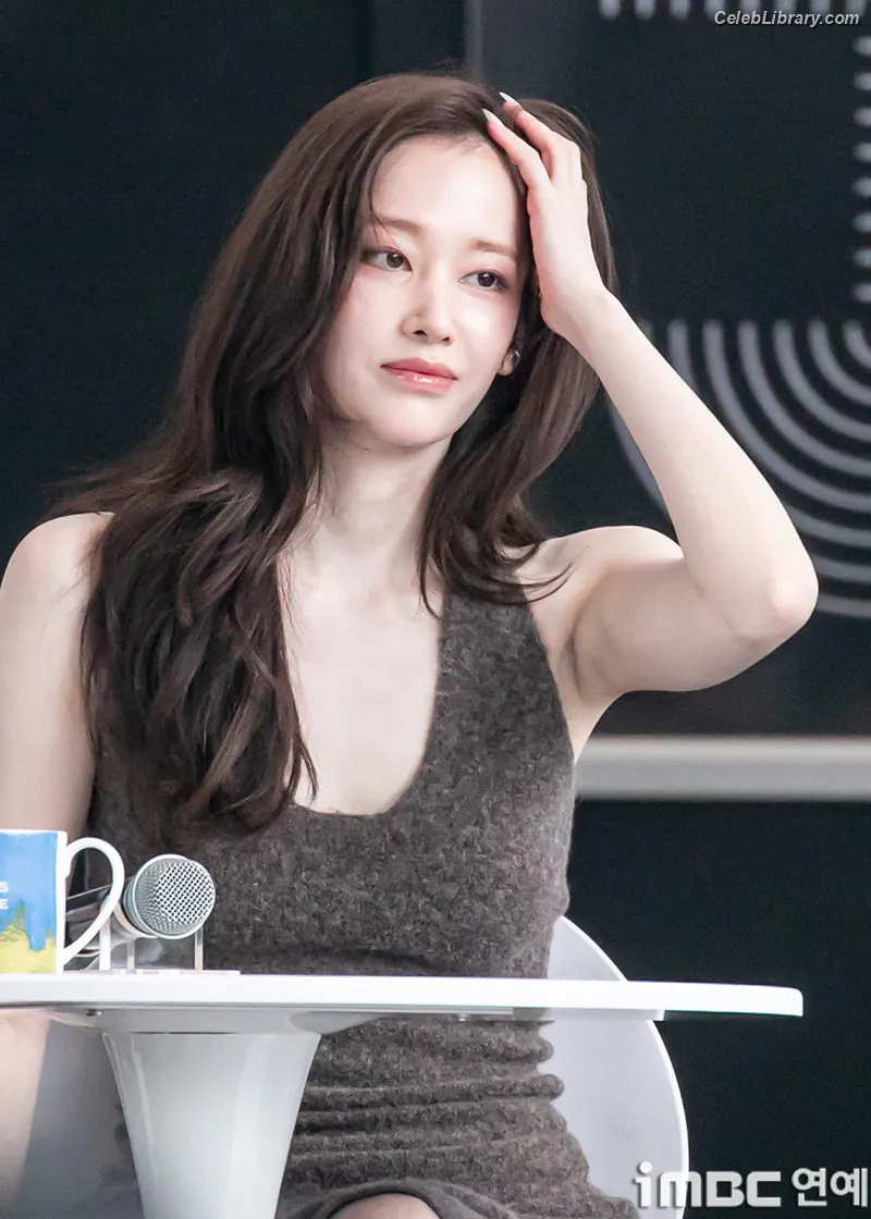Jeon Jong-seo photo 18 of 181