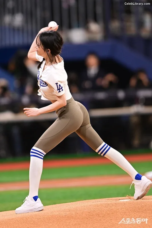 Jeon Jong-seo photo 1 of 182