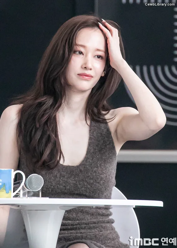 Jeon Jong-seo photo 18 of 182