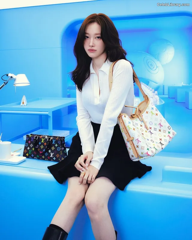 Jeon Jong-seo photo 1 of 182